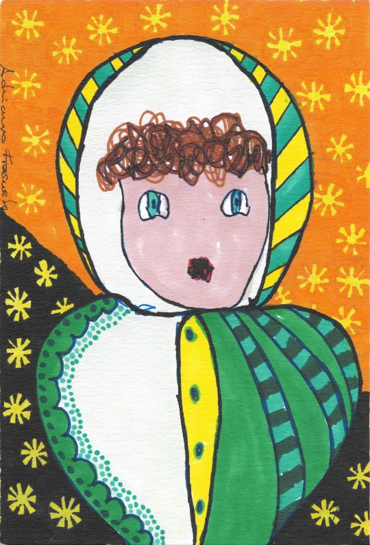Niño con capucha rayada verde y amarillo, rulos castaños y ojos verdes, sobre fondo naranja con estrellas amarilla