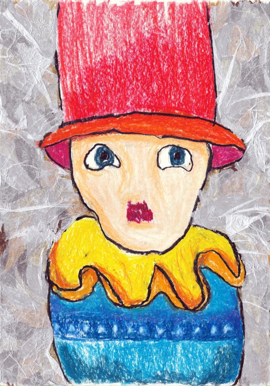 Retrato de mujer con sombrero de copa rojo y vestido azul, sobre fondo blanco